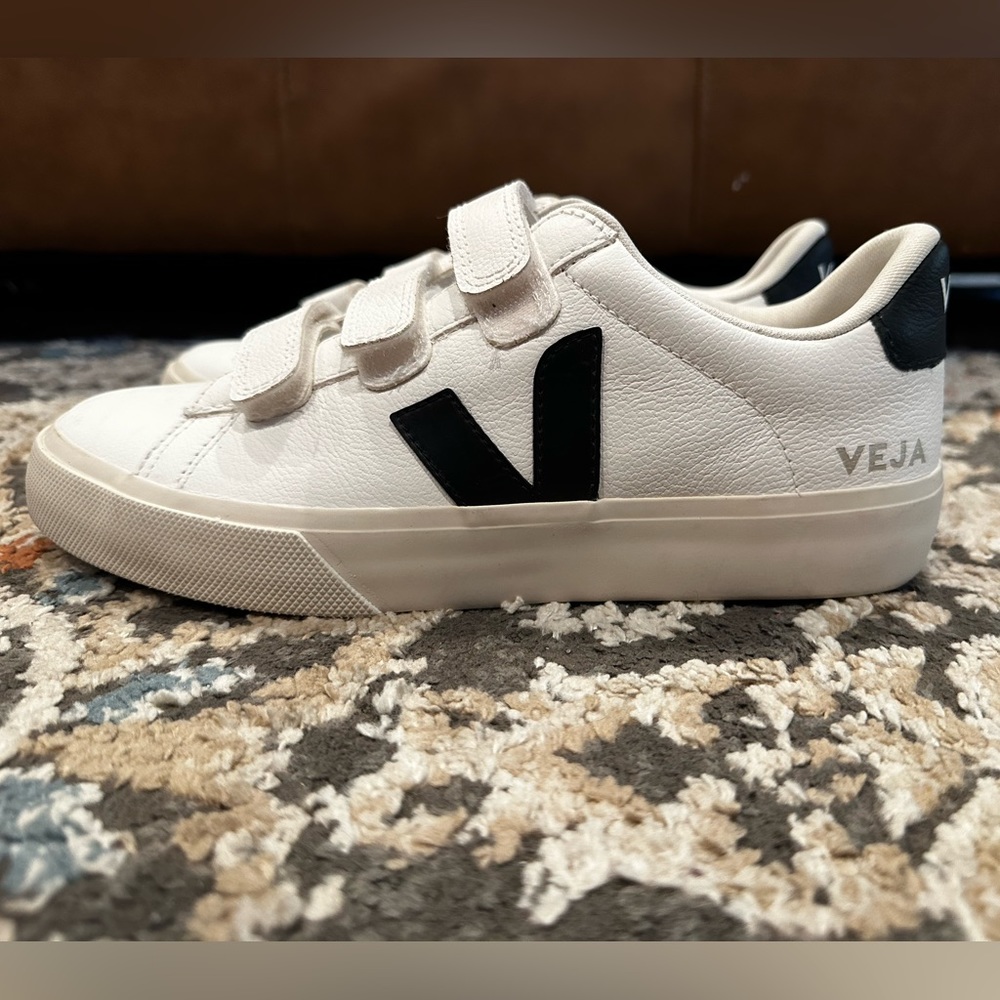 Veja Black and White